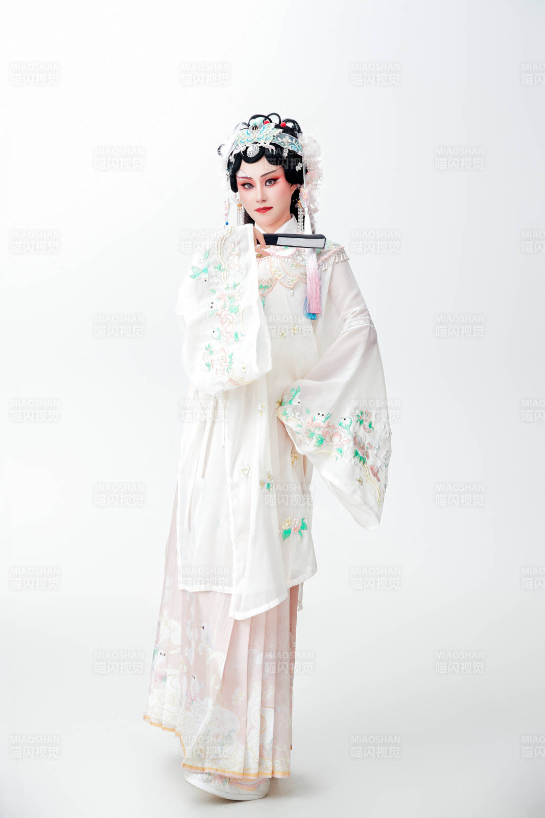 白色背景下国潮新派戏曲装扮的亚洲美女图片