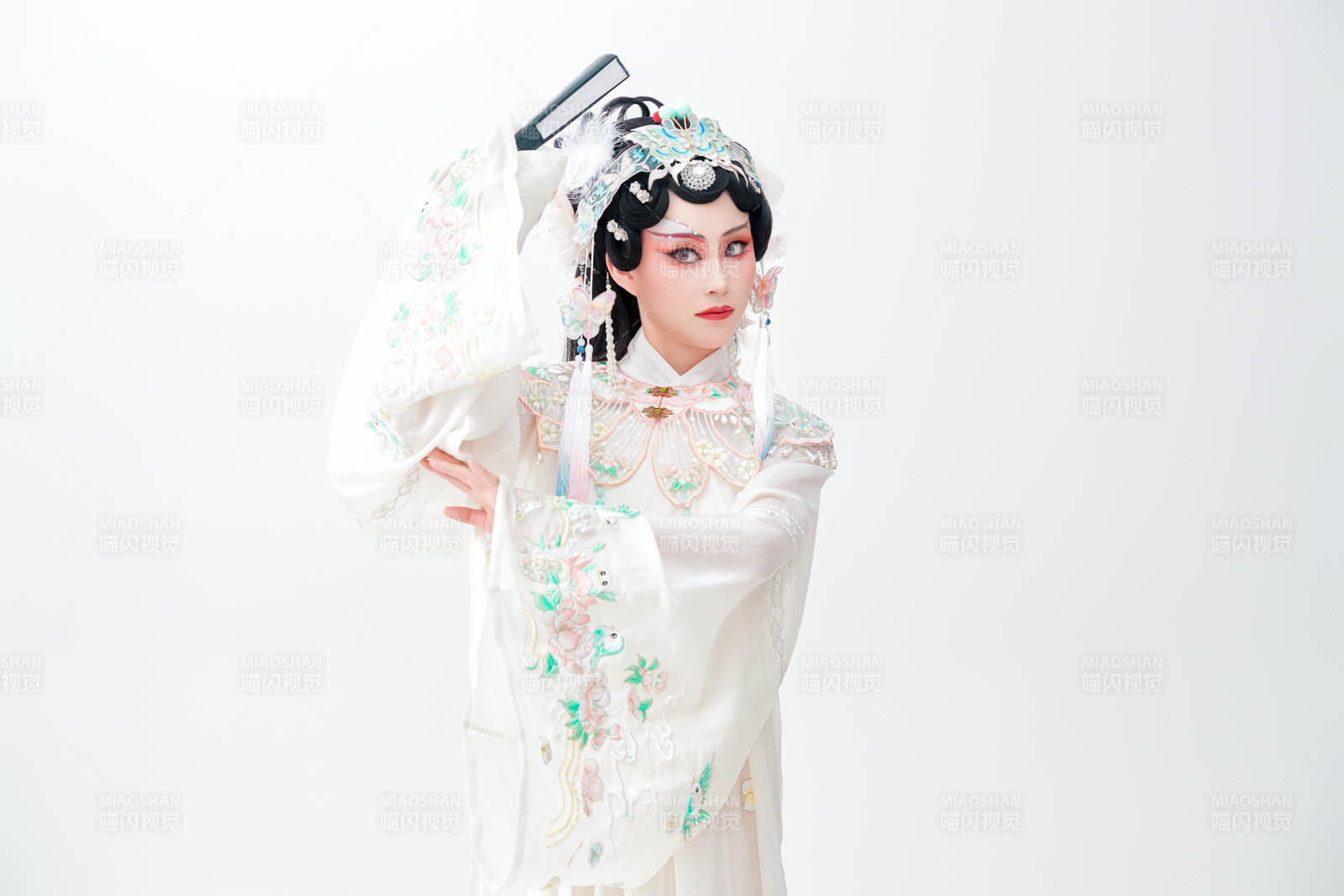 白色背景下国潮新派戏曲装扮的亚洲美女图片