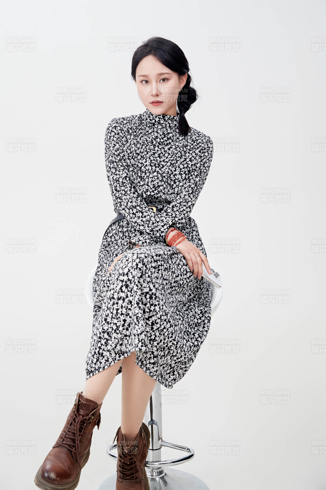 白色背景下使用手机的亚洲女性图片