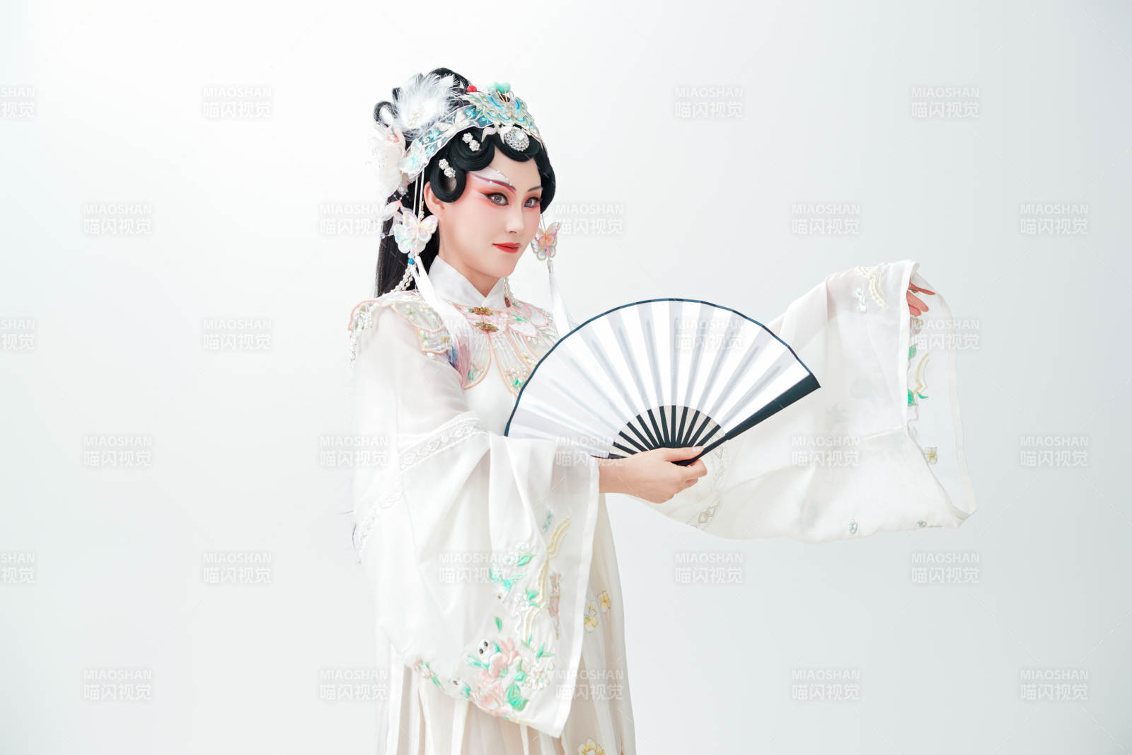 白色背景下国潮新派戏曲装扮的亚洲美女图片