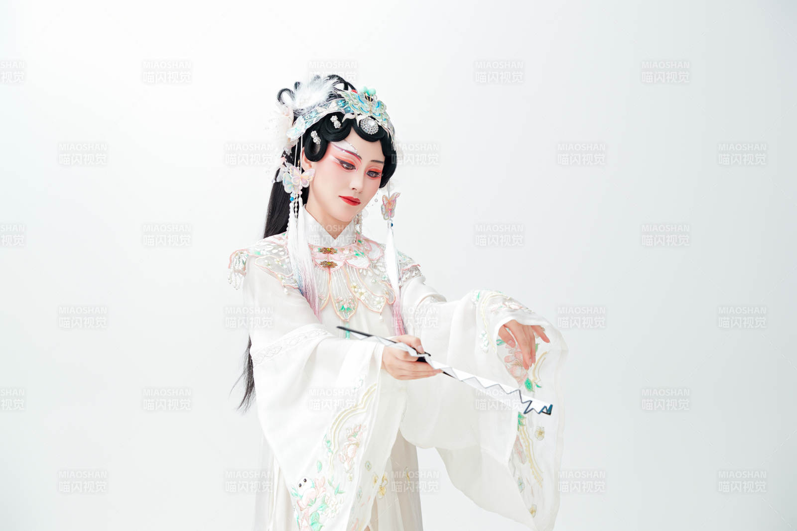 白色背景下国潮新派戏曲装扮的亚洲美女图片