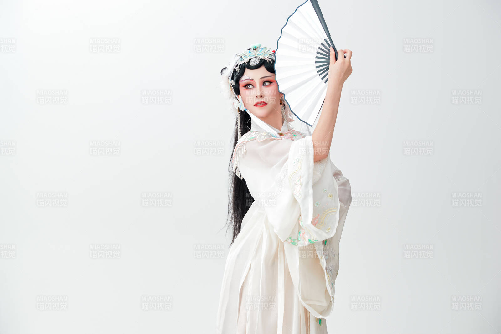 白色背景下国潮新派戏曲装扮的亚洲美女图片