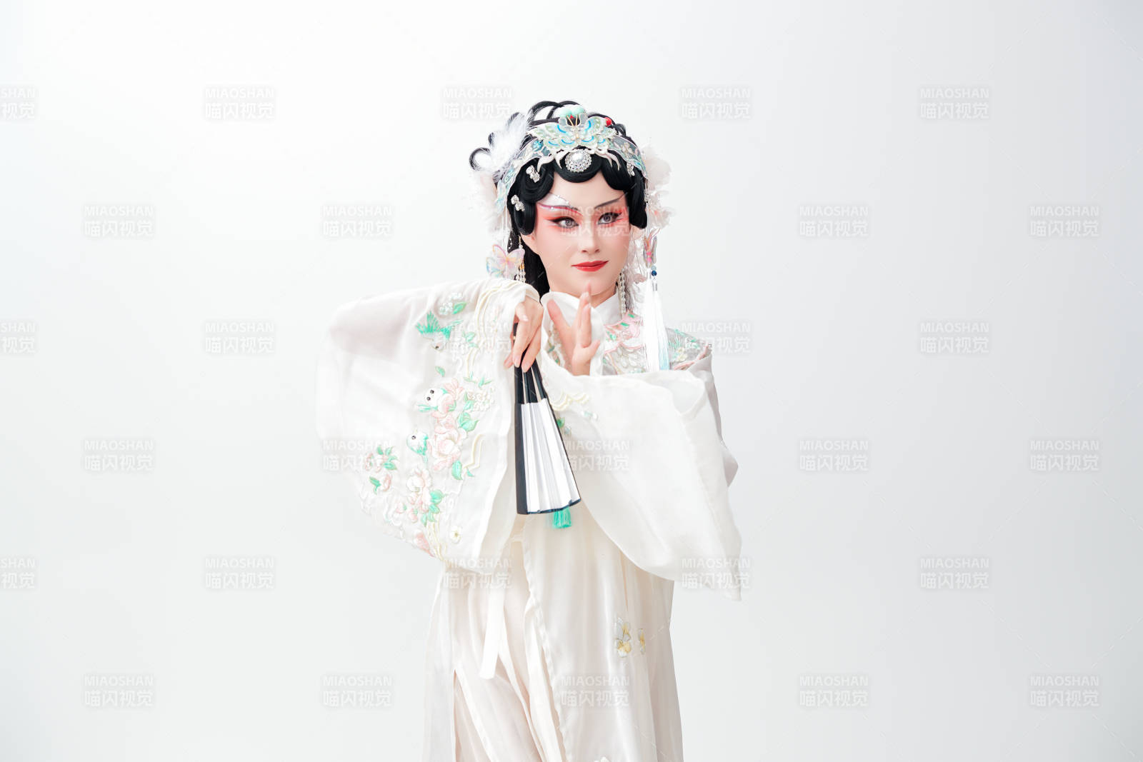 白色背景下国潮新派戏曲装扮的亚洲美女图片