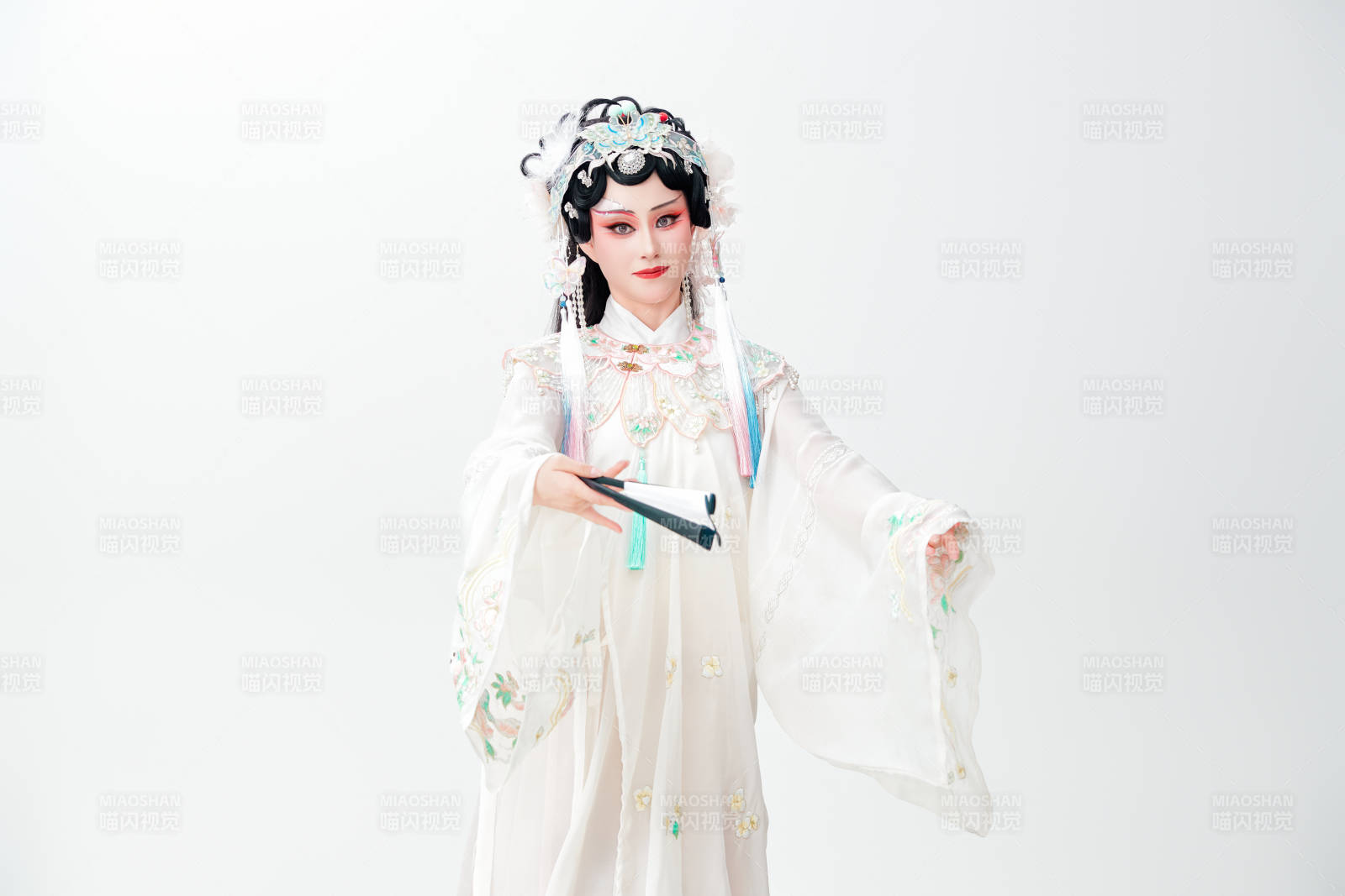 白色背景下国潮新派戏曲装扮的亚洲美女图片