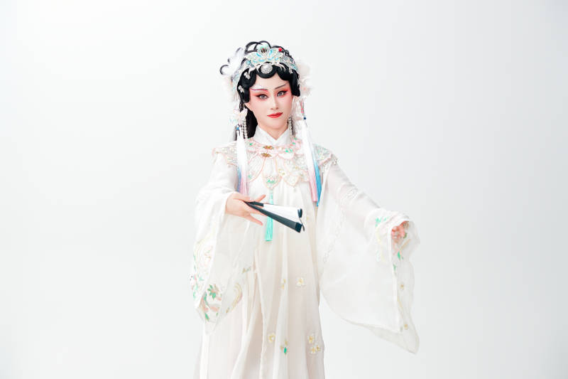 白色背景下国潮新派戏曲装扮的亚洲美女图片