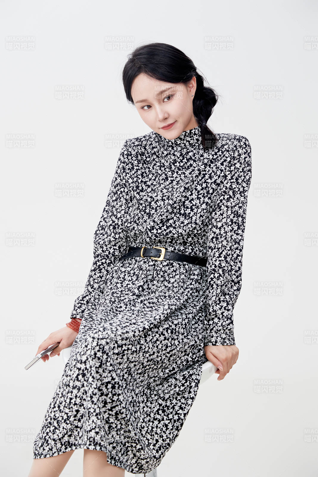 白色背景下使用手机的亚洲女性图片