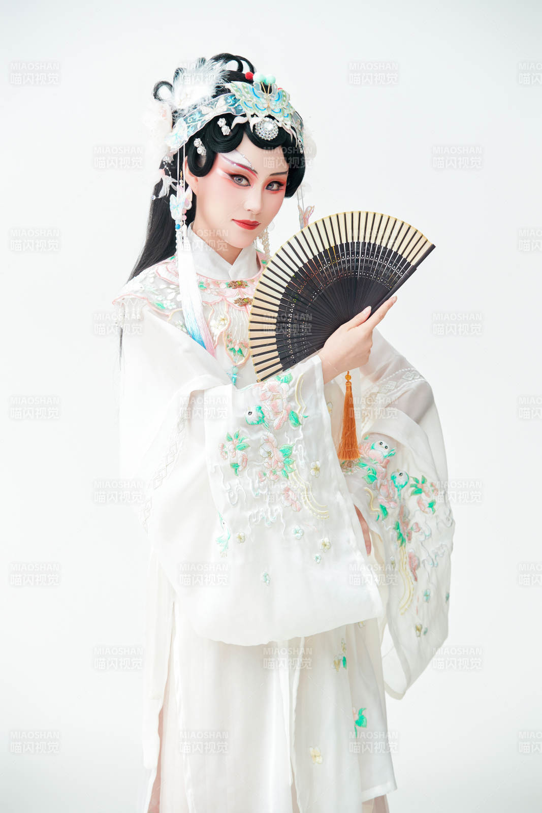 白色背景下国潮新派戏曲装扮的亚洲美女图片