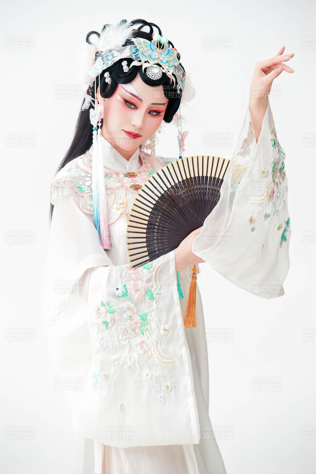 白色背景下国潮新派戏曲装扮的亚洲美女图片