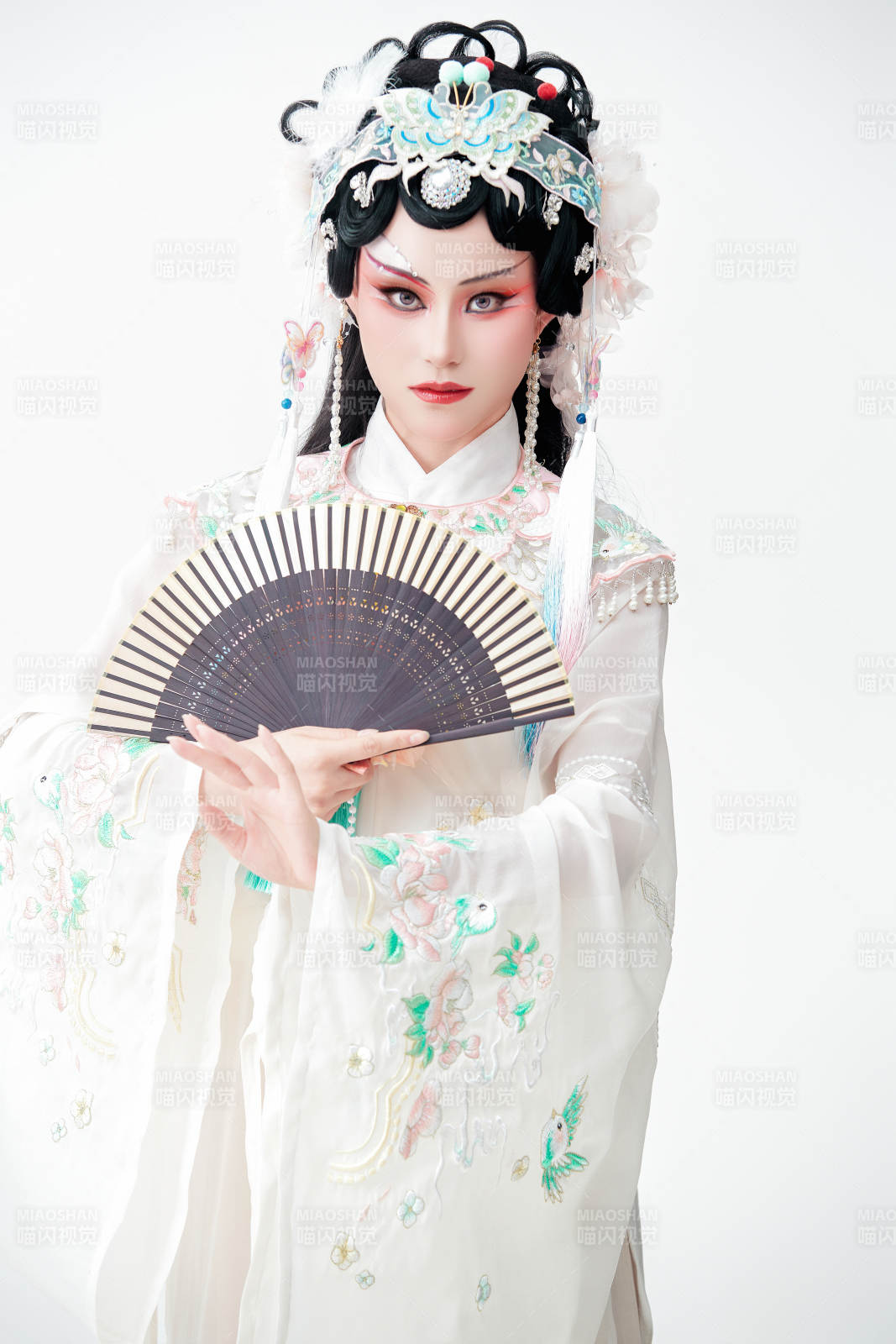 白色背景下国潮新派戏曲装扮的亚洲美女图片