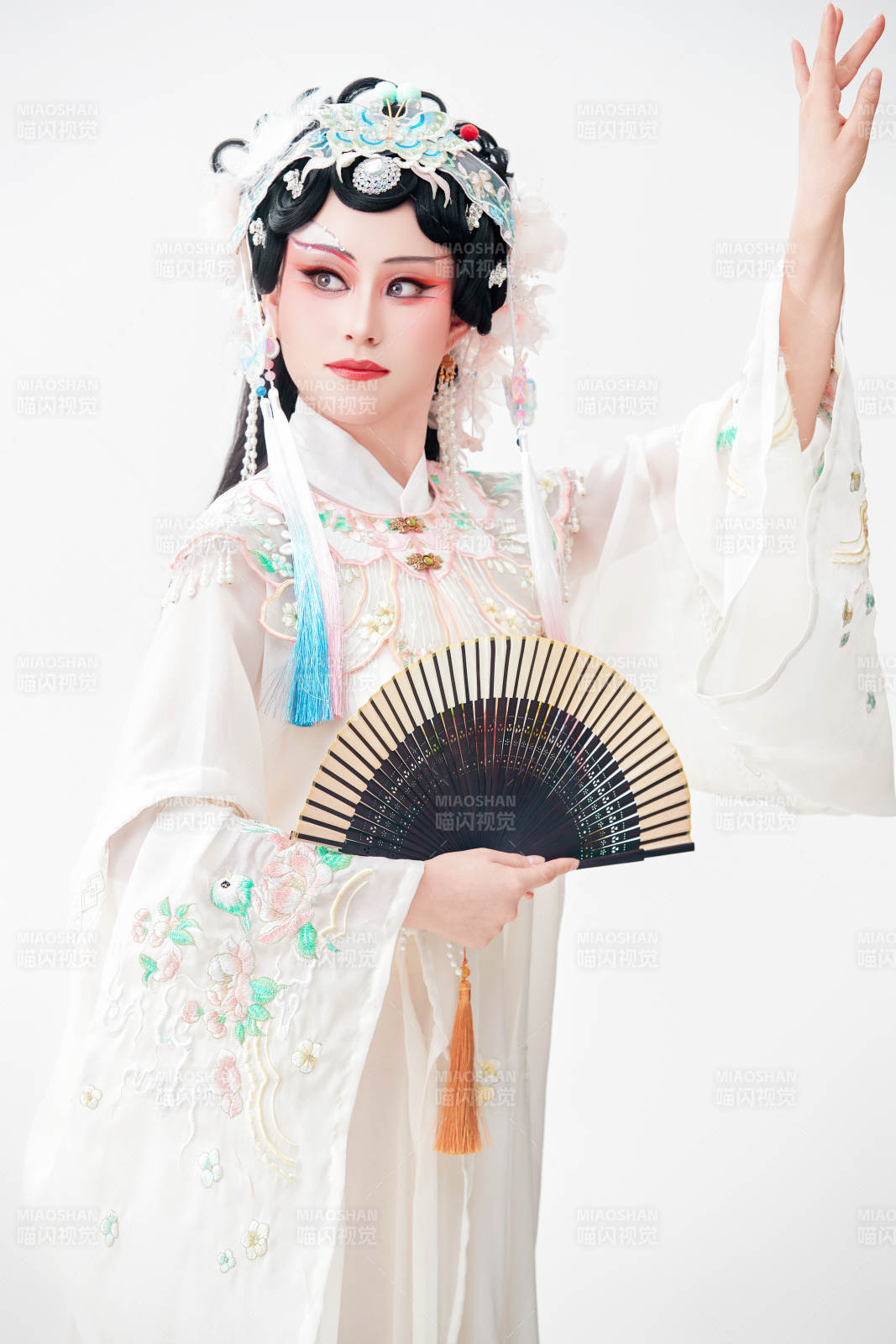 白色背景下国潮新派戏曲装扮的亚洲美女图片