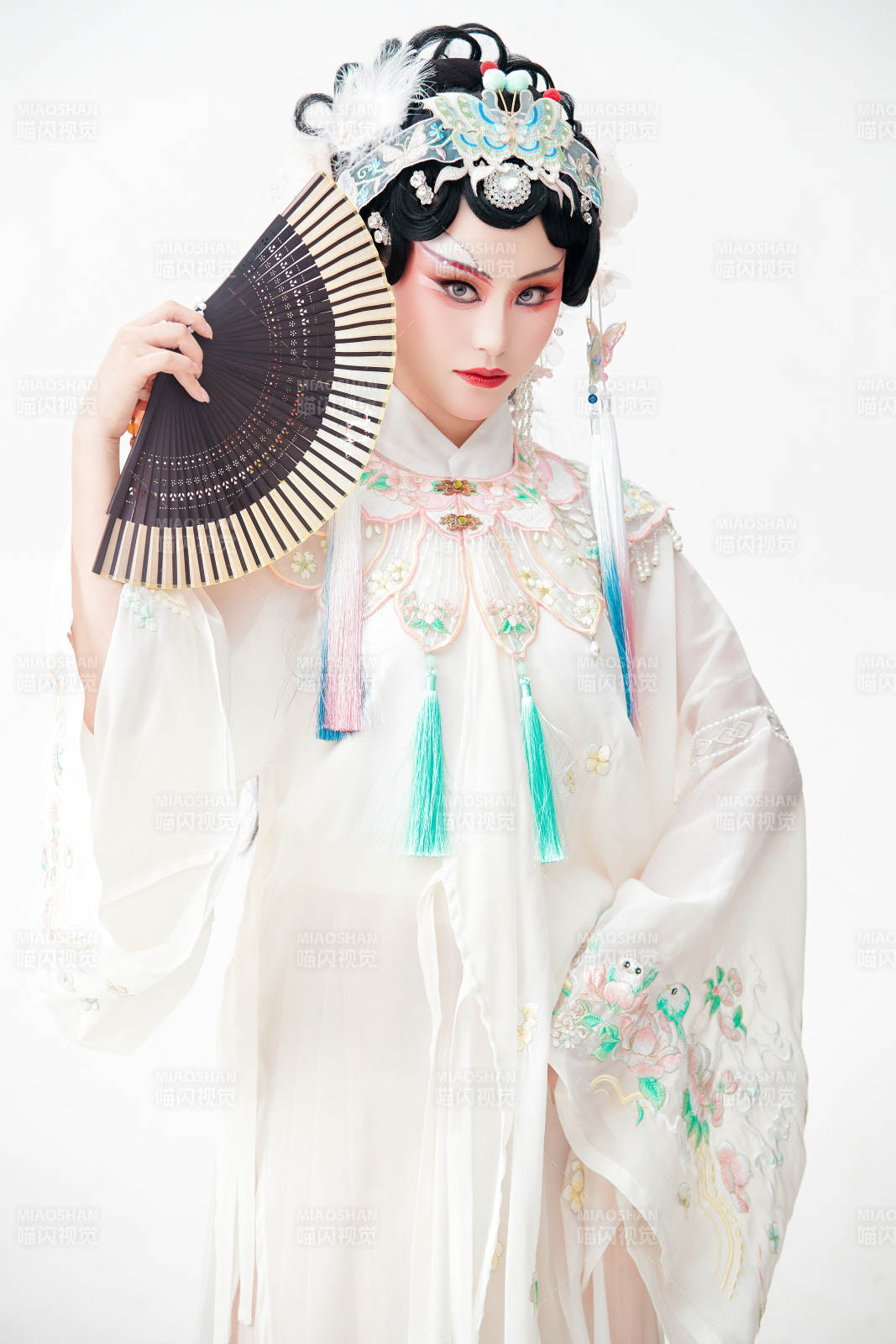 白色背景下国潮新派戏曲装扮的亚洲美女图片