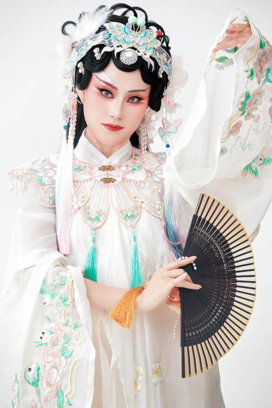 白色背景下国潮新派戏曲装扮的亚洲美女图片