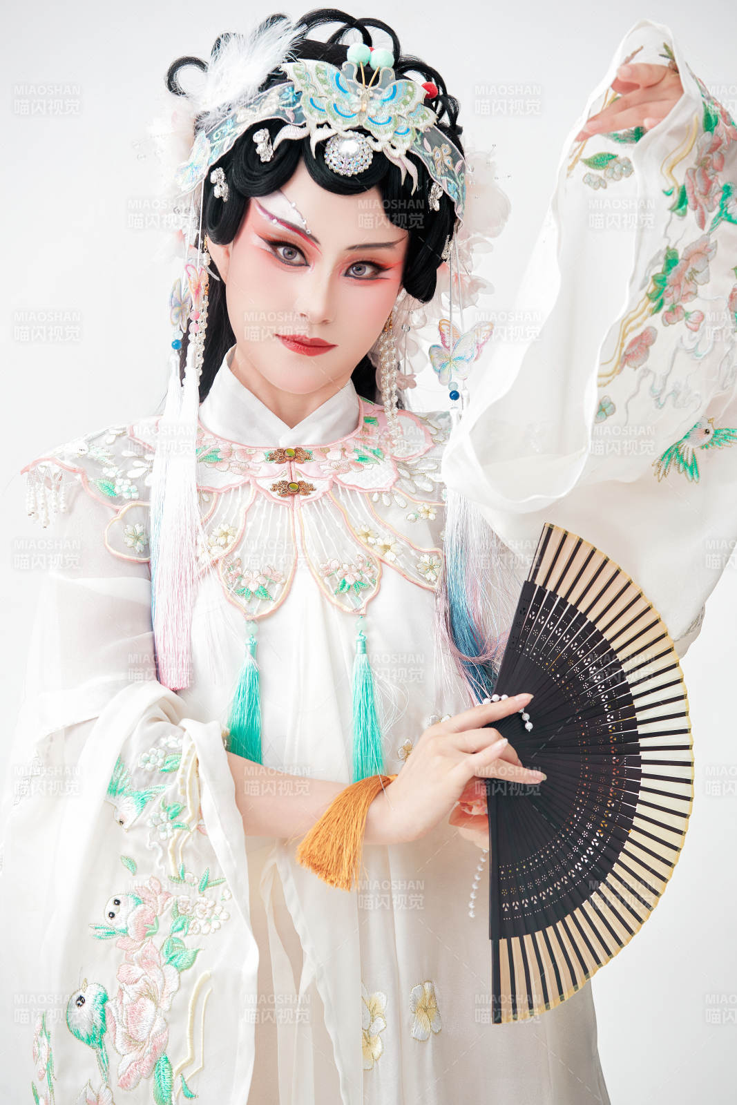 白色背景下国潮新派戏曲装扮的亚洲美女图片