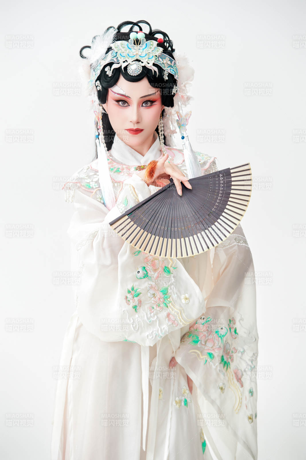 白色背景下国潮新派戏曲装扮的亚洲美女图片