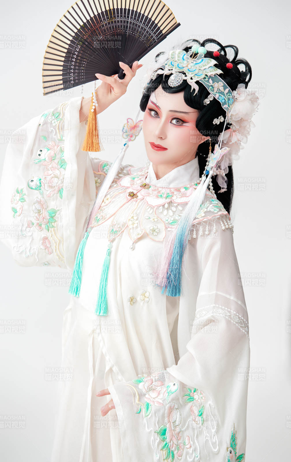 白色背景下国潮新派戏曲装扮的亚洲美女图片