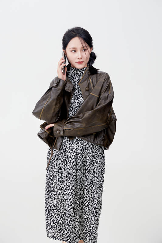 白色背景下使用手机的亚洲女性图片