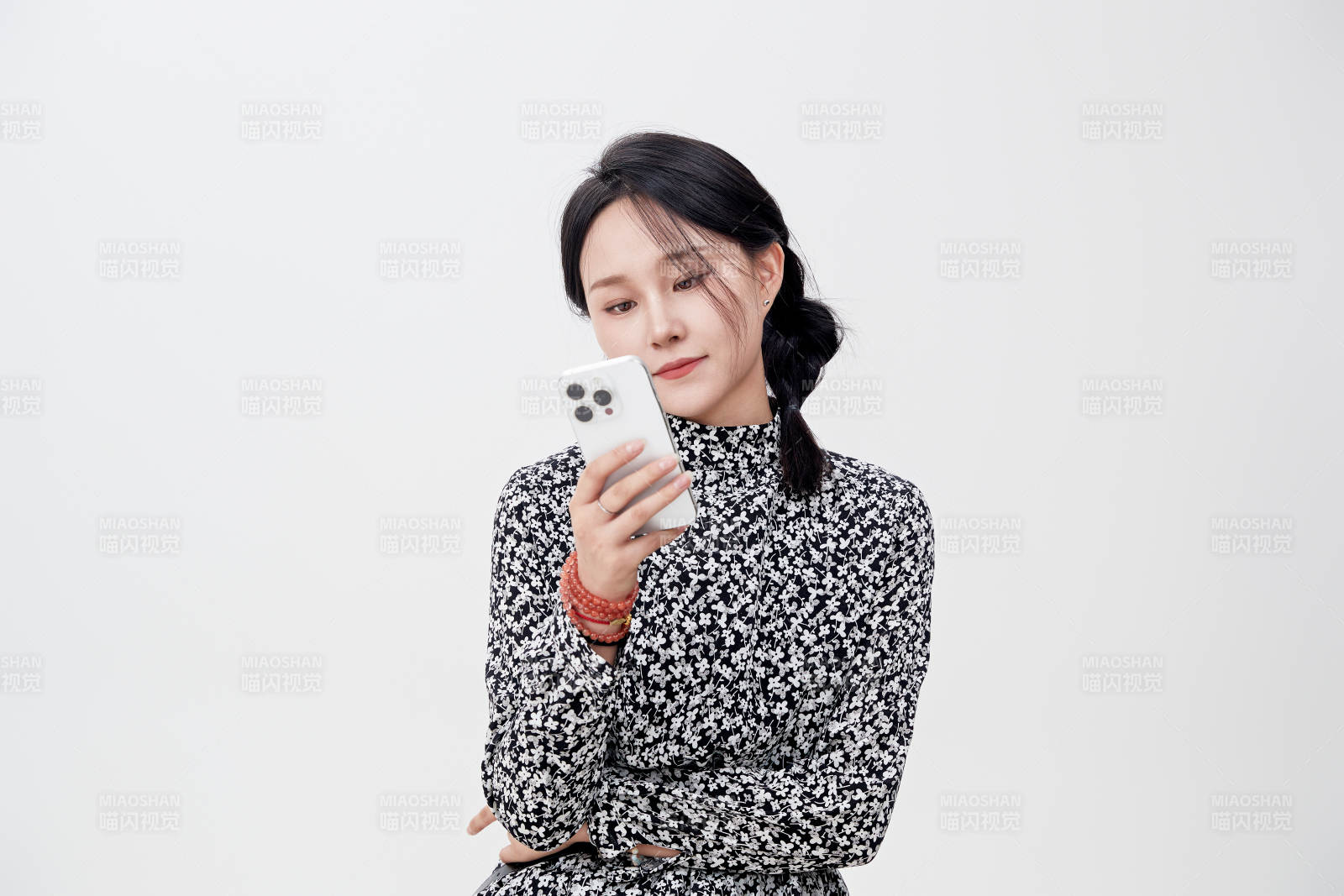 白色背景下使用手机的亚洲女性图片