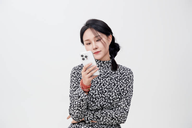 白色背景下使用手机的亚洲女性图片