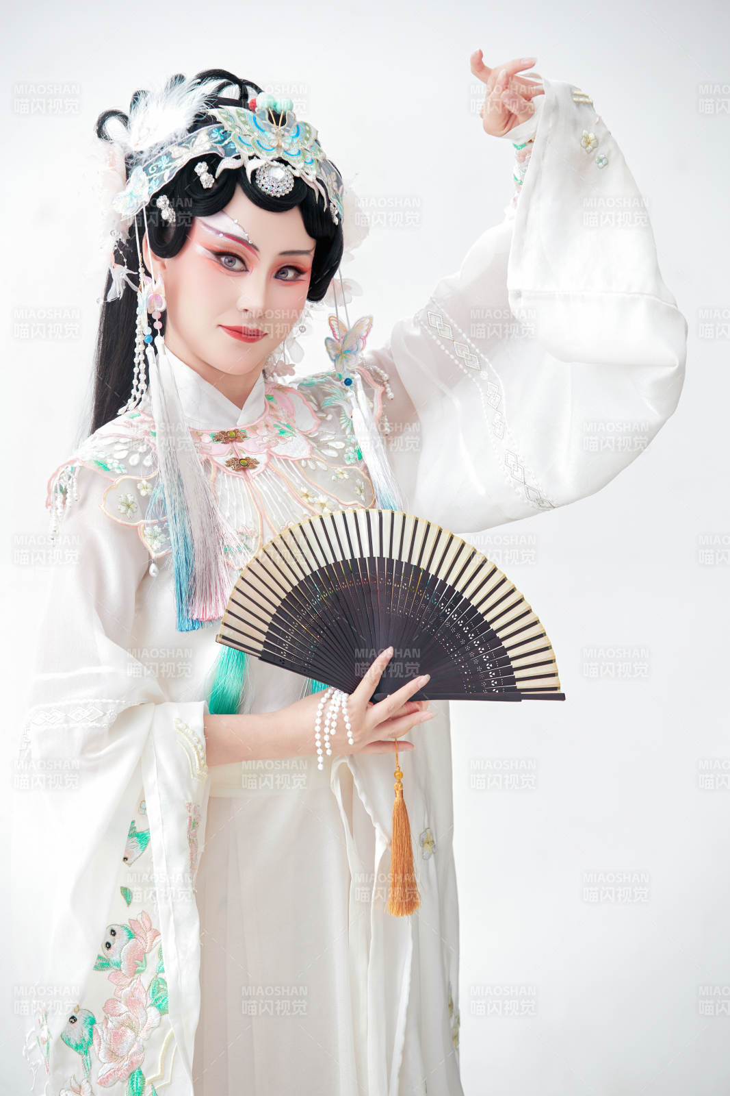 白色背景下国潮新派戏曲装扮的亚洲美女图片