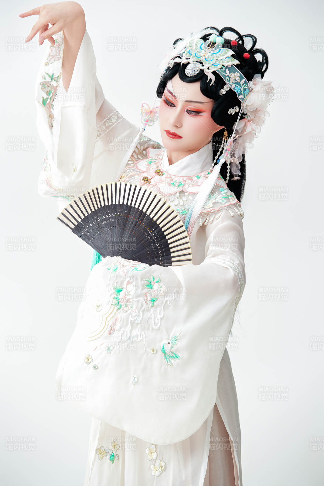 白色背景下国潮新派戏曲装扮的亚洲美女图片