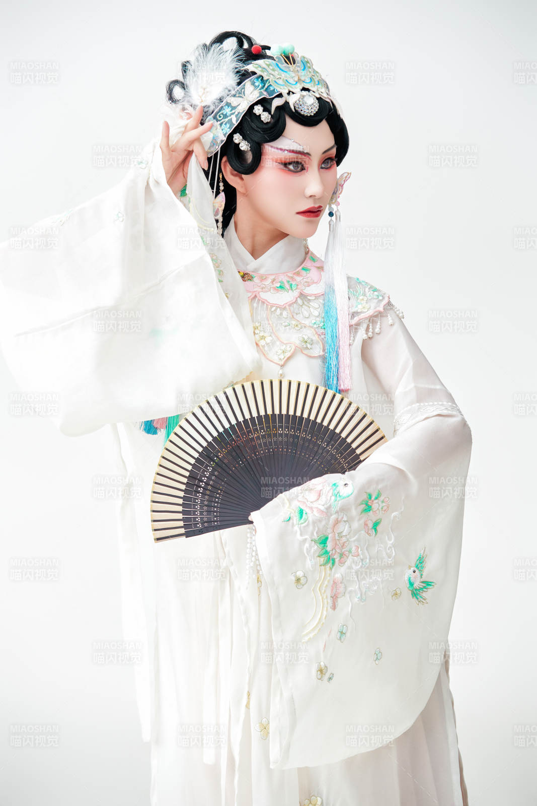 白色背景下国潮新派戏曲装扮的亚洲美女图片