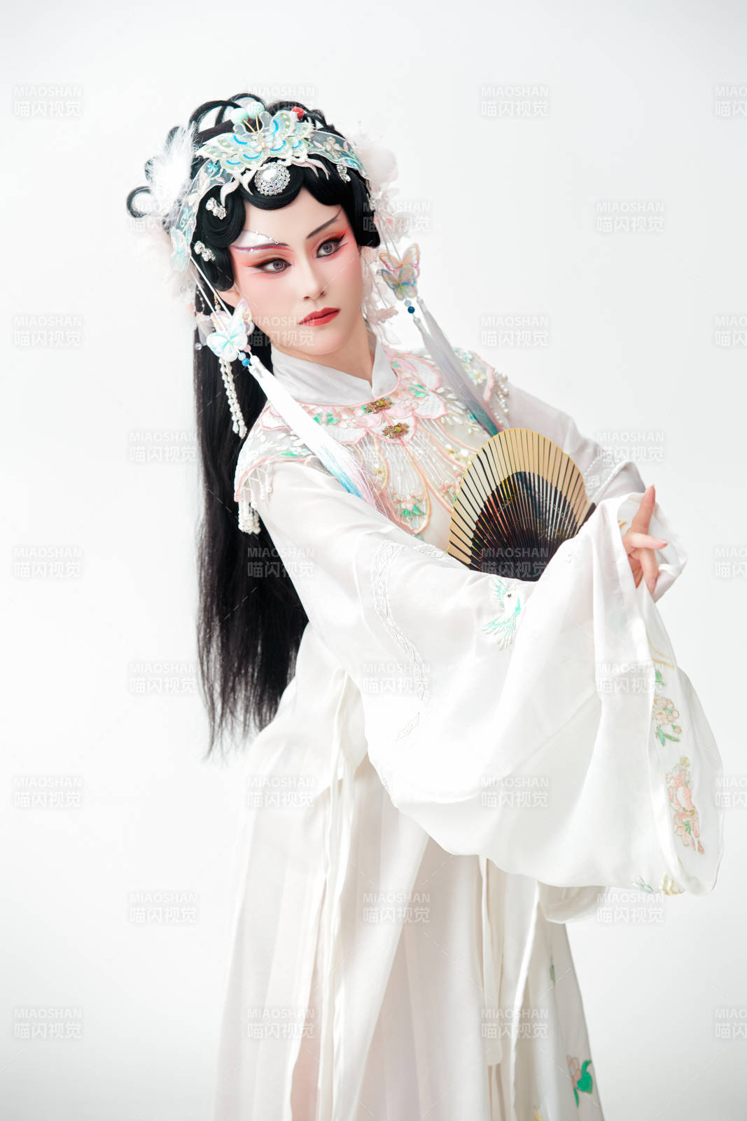 白色背景下国潮新派戏曲装扮的亚洲美女图片