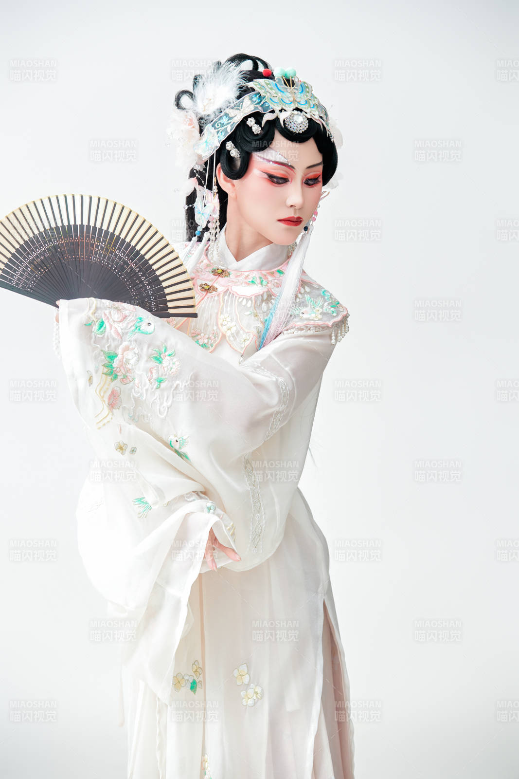 白色背景下国潮新派戏曲装扮的亚洲美女图片