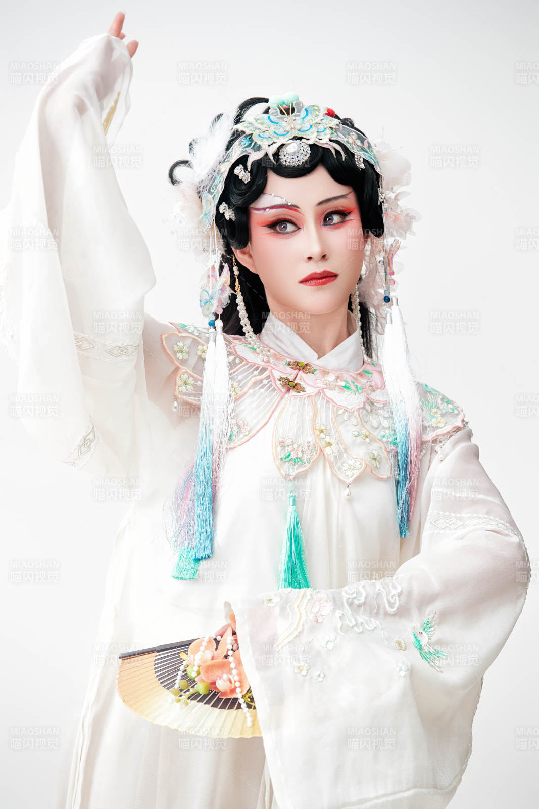 白色背景下国潮新派戏曲装扮的亚洲美女图片