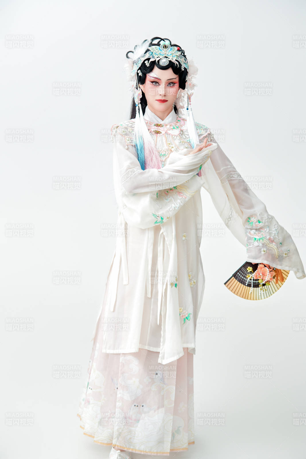 白色背景下国潮新派戏曲装扮的亚洲美女图片