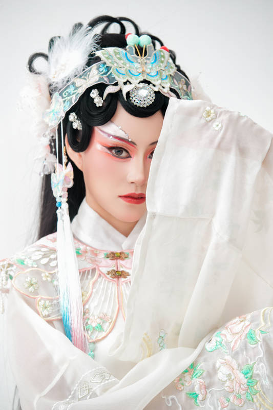 白色背景下国潮新派戏曲装扮的亚洲美女图片