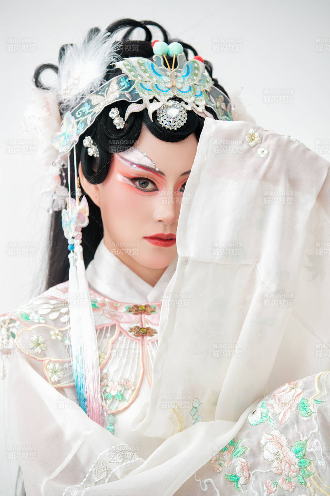 白色背景下国潮新派戏曲装扮的亚洲美女图片