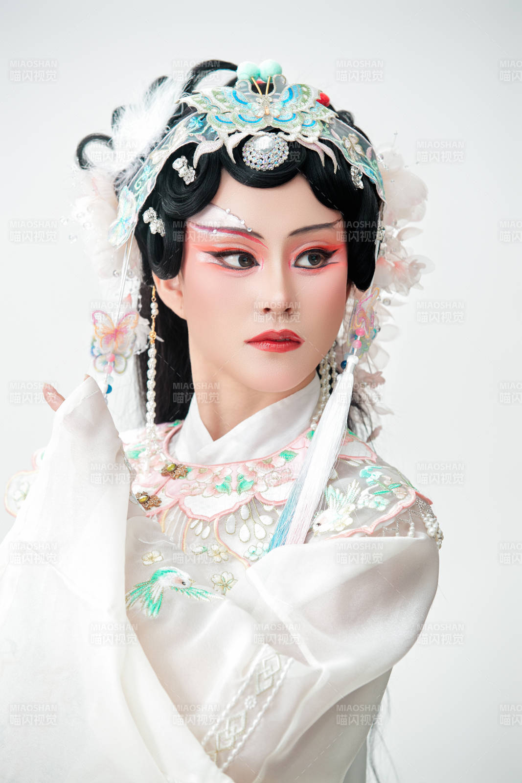 白色背景下国潮新派戏曲装扮的亚洲美女图片