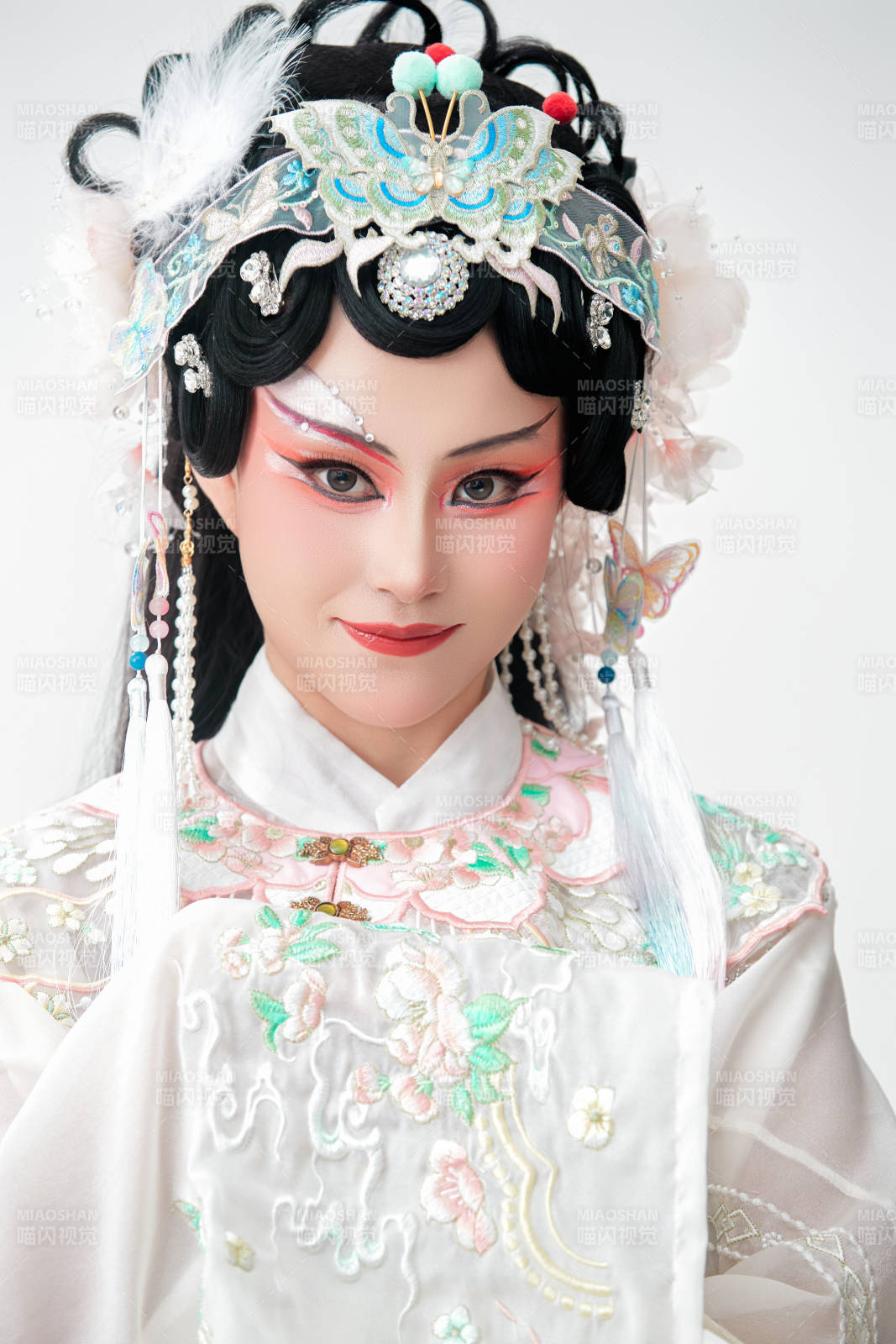 白色背景下国潮新派戏曲装扮的亚洲美女图片