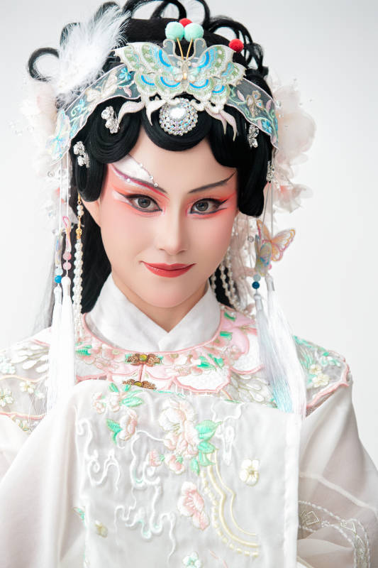 白色背景下国潮新派戏曲装扮的亚洲美女图片