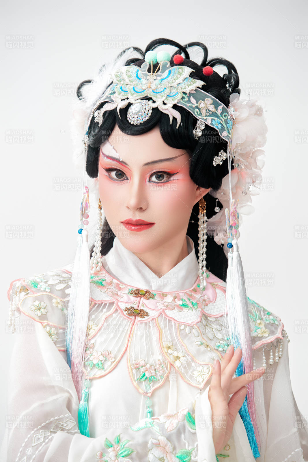 白色背景下国潮新派戏曲装扮的亚洲美女图片