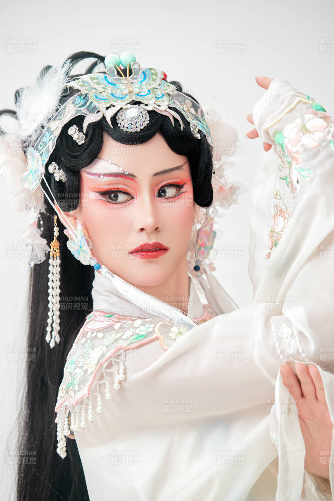 白色背景下国潮新派戏曲装扮的亚洲美女图片