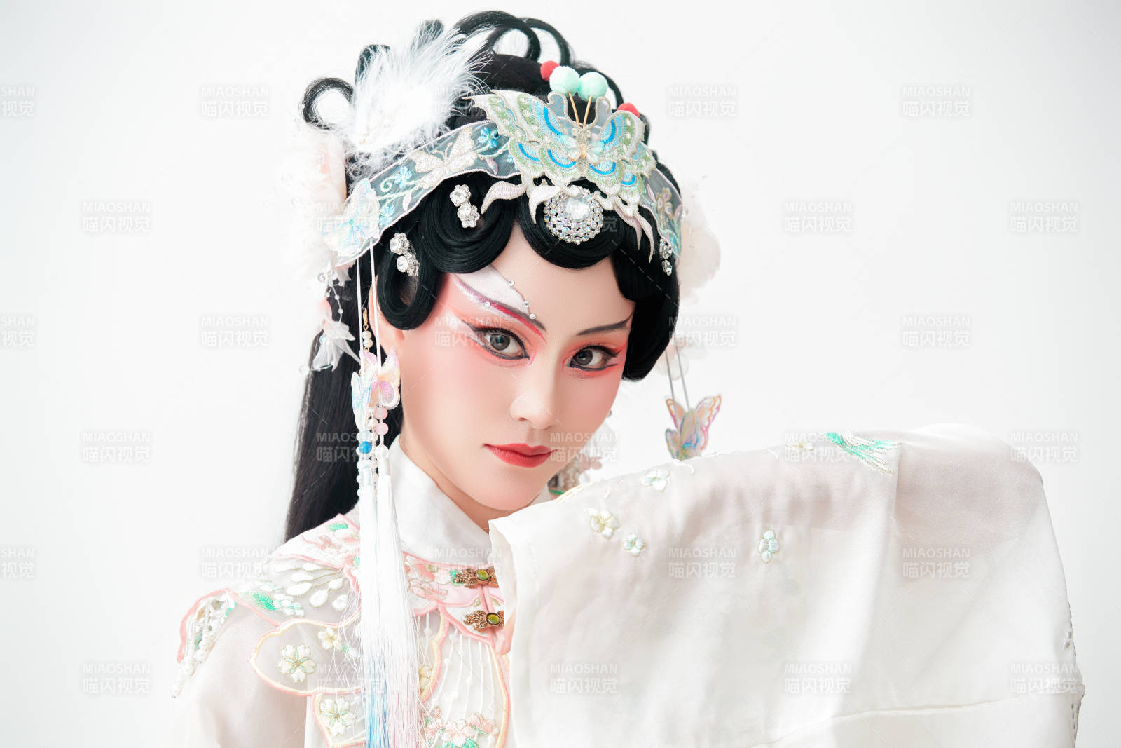 白色背景下国潮新派戏曲装扮的亚洲美女图片