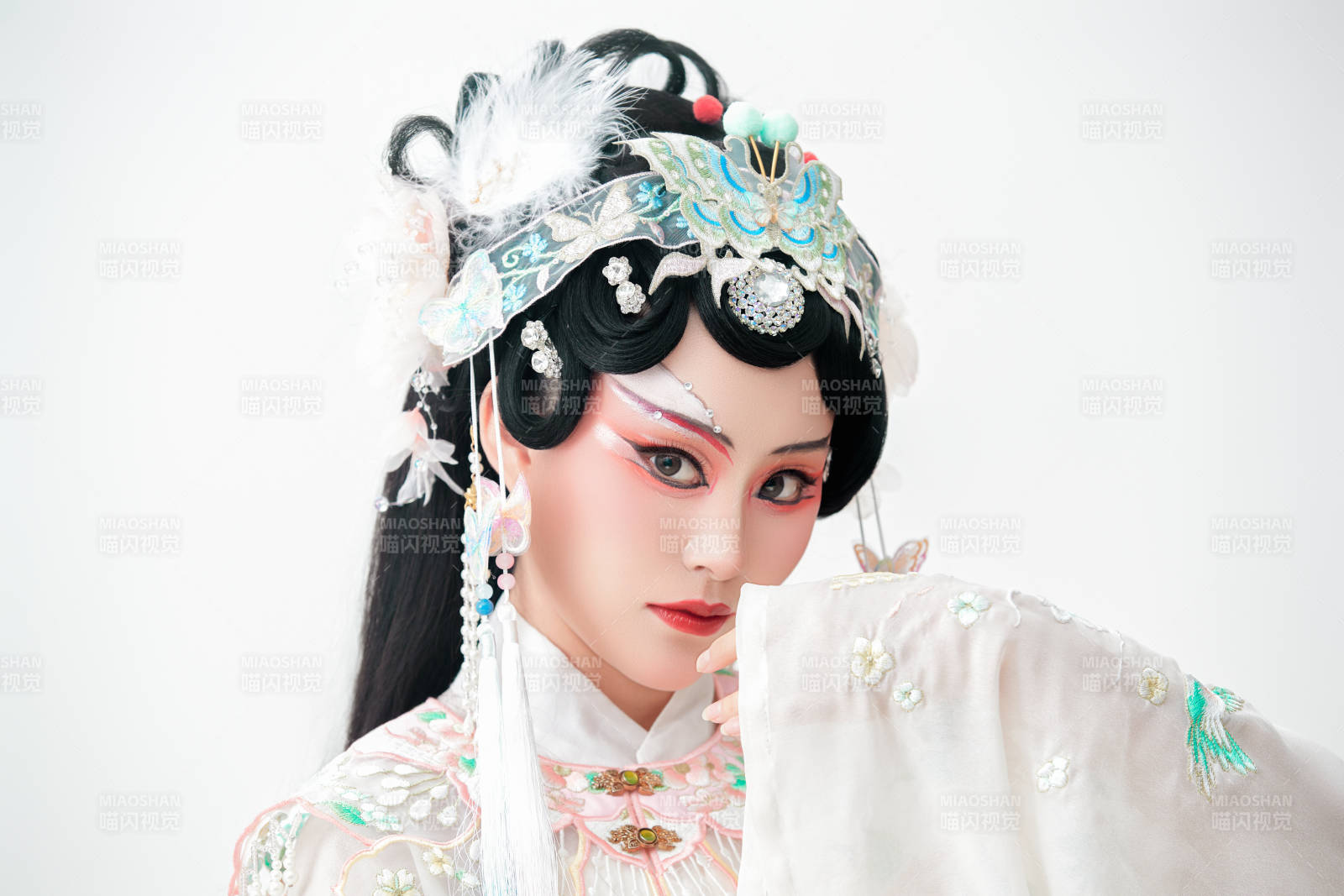 白色背景下国潮新派戏曲装扮的亚洲美女图片