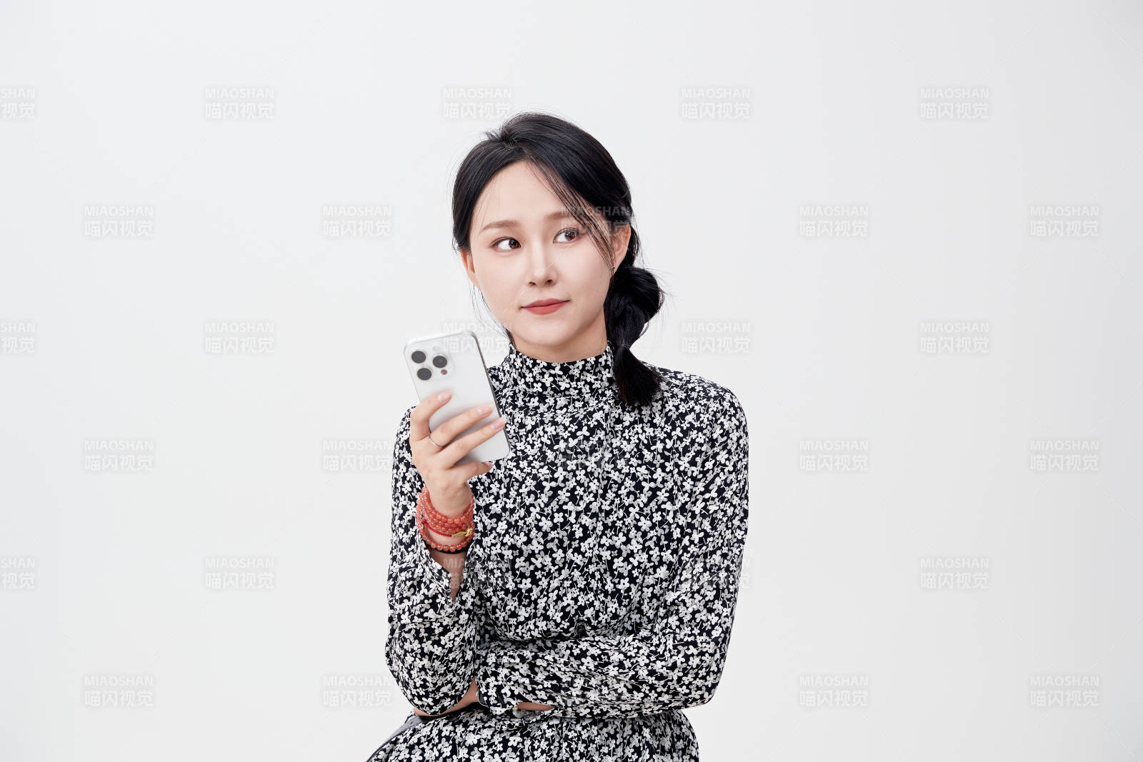 白色背景下使用手机的亚洲女性图片