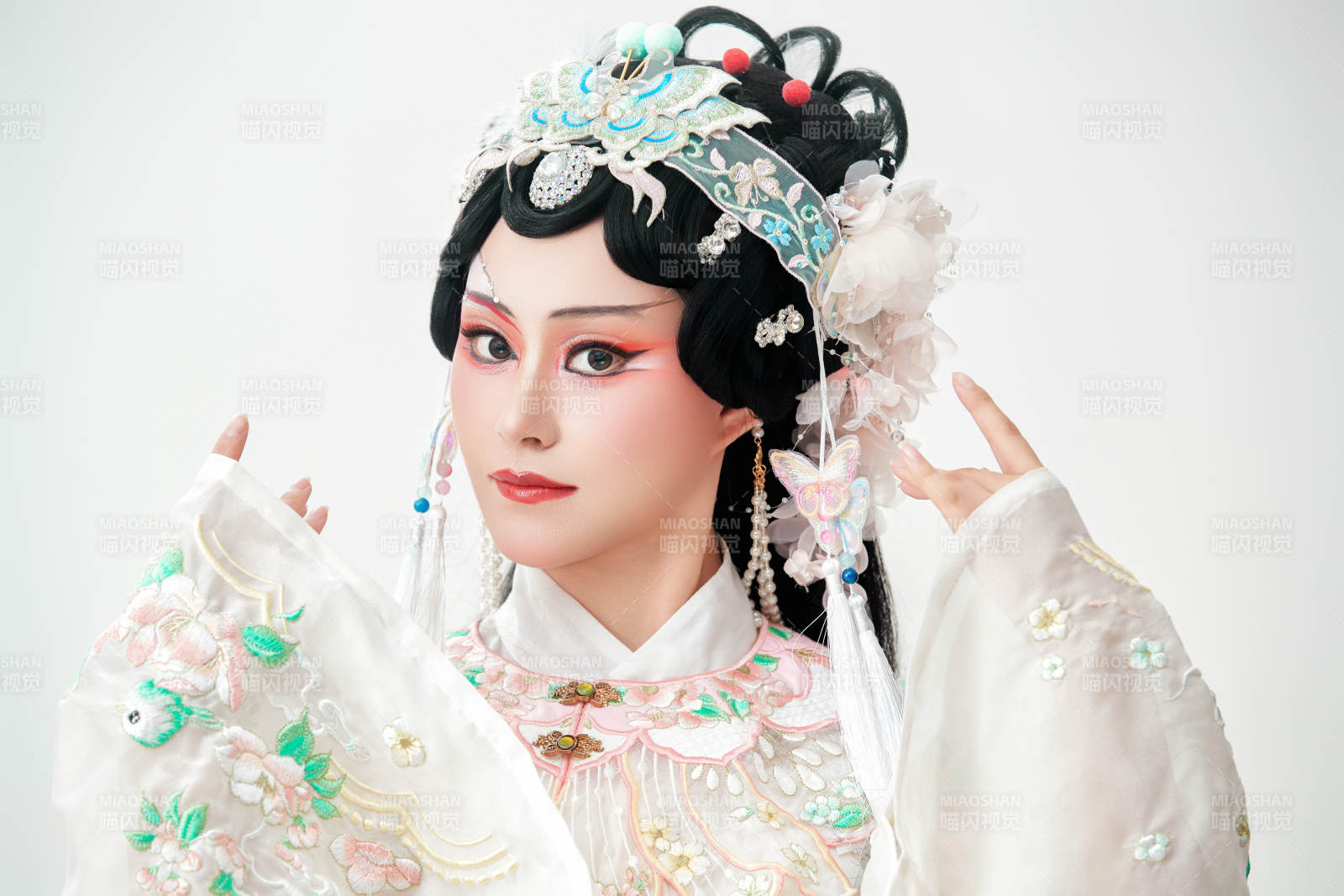 白色背景下国潮新派戏曲装扮的亚洲美女图片