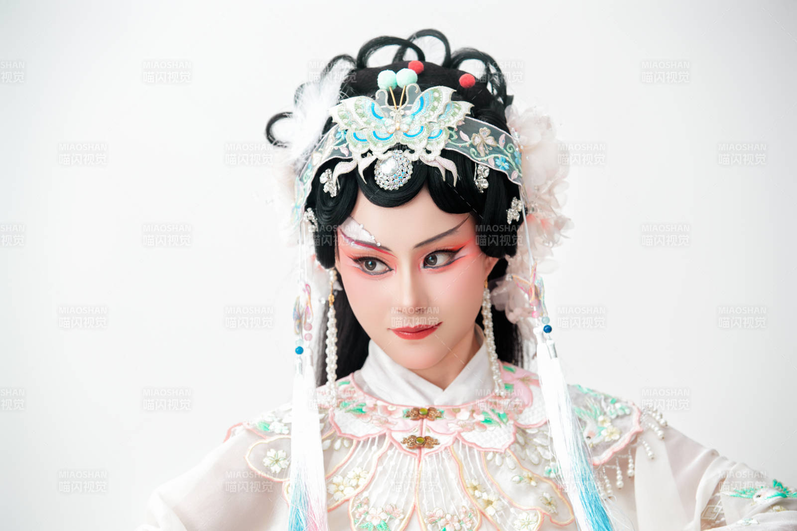 白色背景下国潮新派戏曲装扮的亚洲美女图片