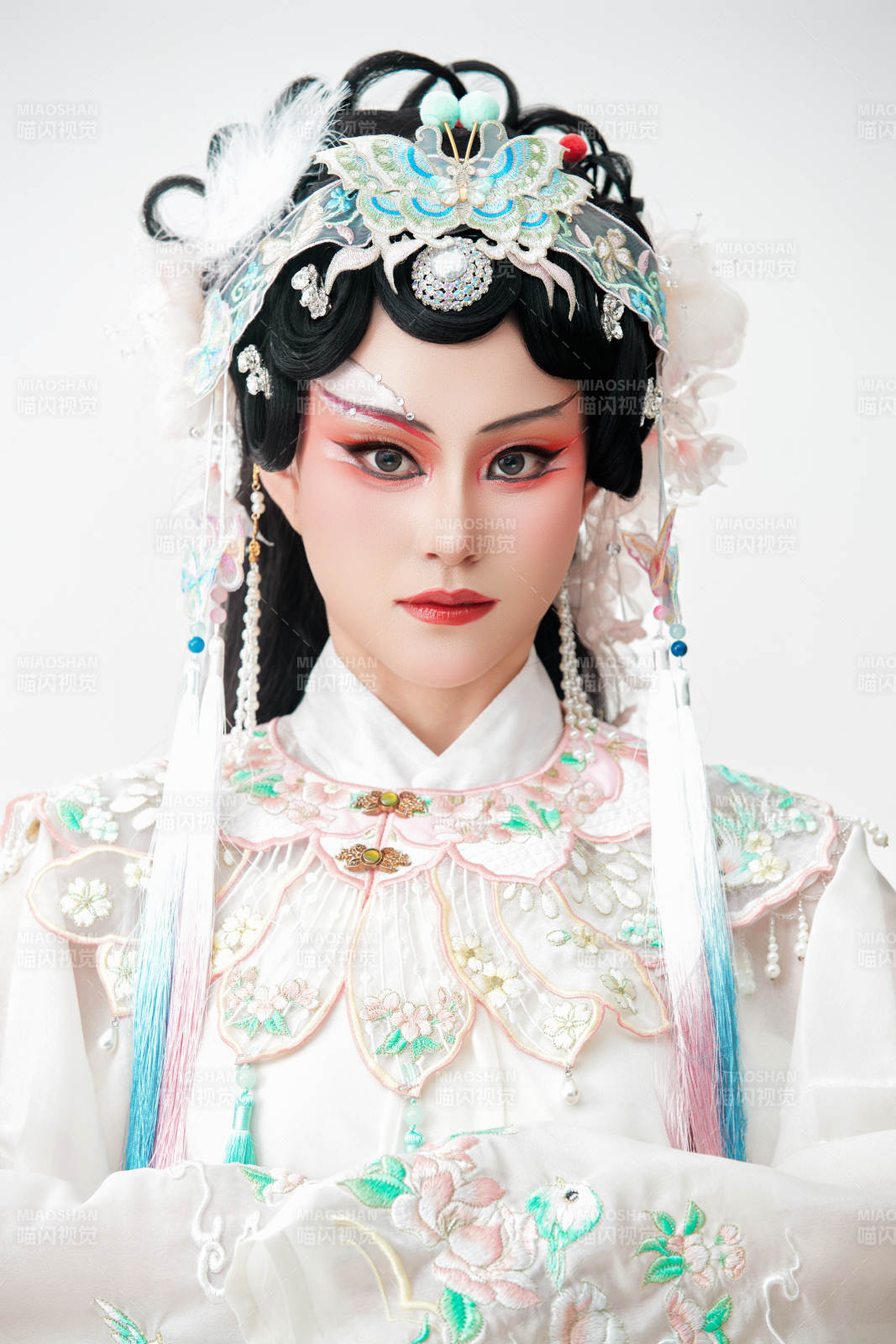 白色背景下国潮新派戏曲装扮的亚洲美女图片