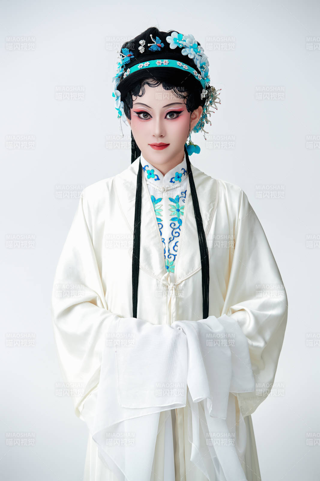 白色背景下传统戏曲越剧装扮的亚洲美女图片