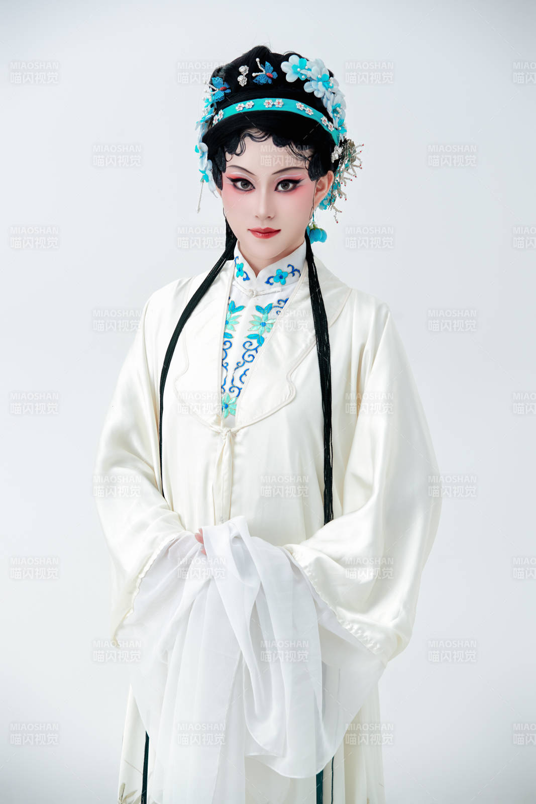 白色背景下传统戏曲越剧装扮的亚洲美女图片