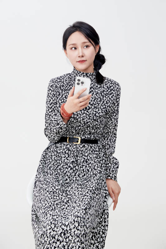 白色背景下使用手机的亚洲女性图片
