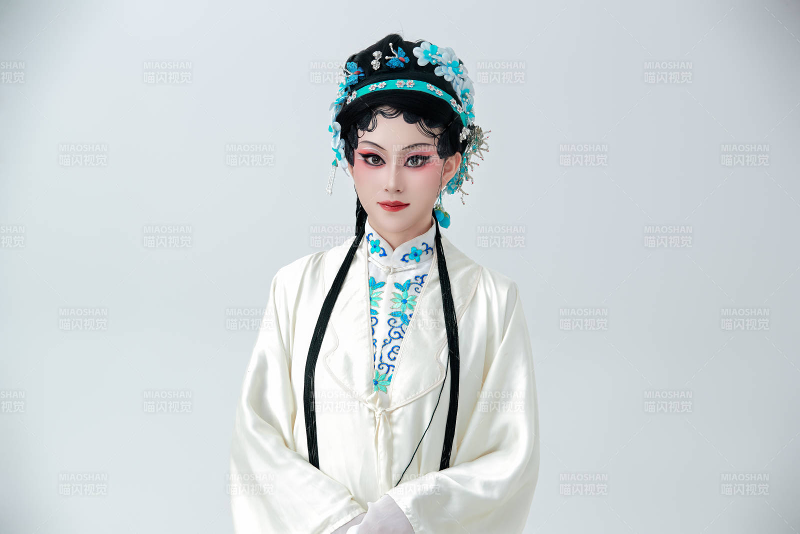 白色背景下传统戏曲越剧装扮的亚洲美女图片