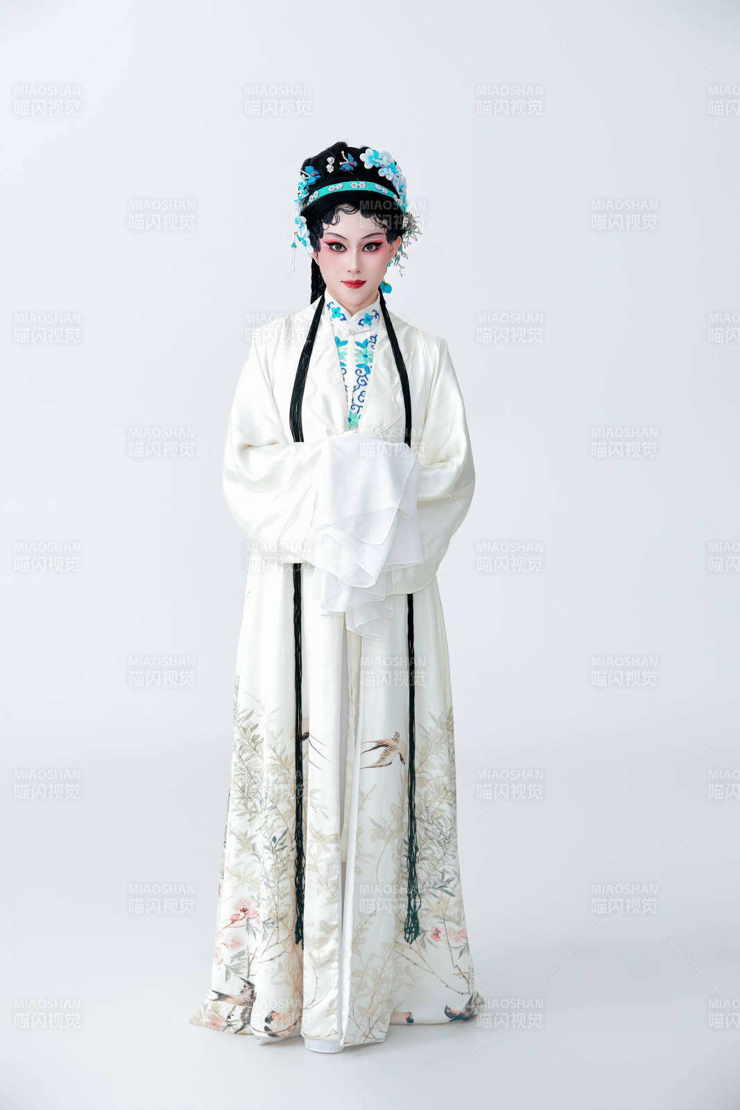 白色背景下传统戏曲越剧装扮的亚洲美女图片