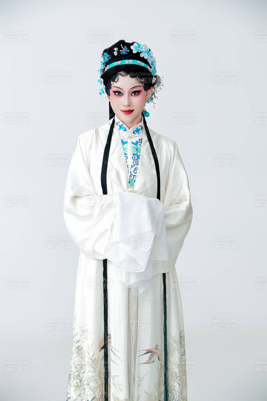 白色背景下传统戏曲越剧装扮的亚洲美女图片