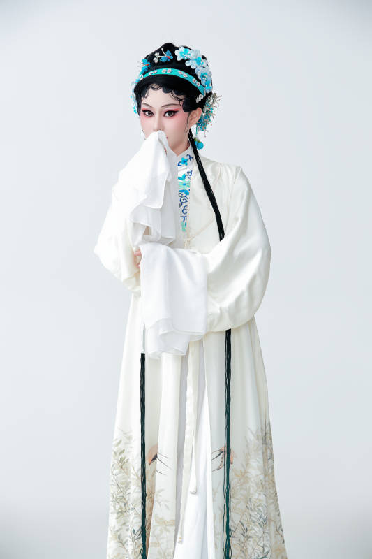 白色背景下传统戏曲越剧装扮的亚洲美女图片