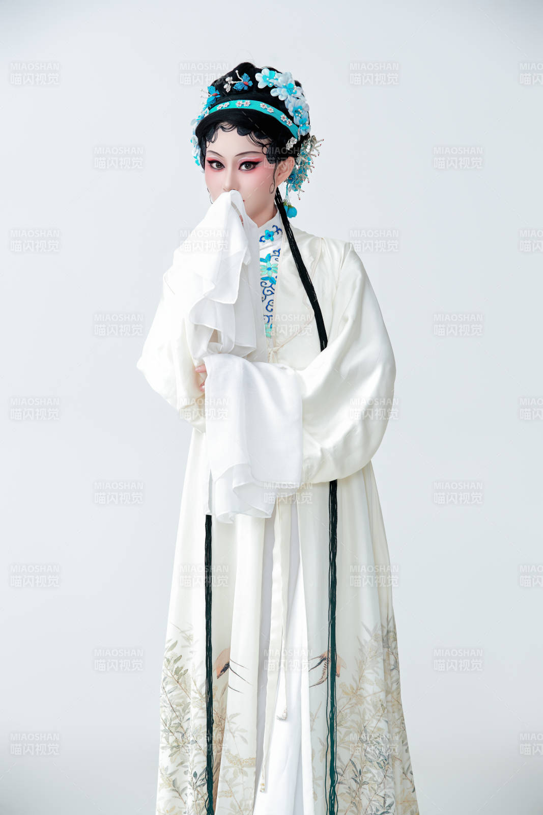 白色背景下传统戏曲越剧装扮的亚洲美女图片